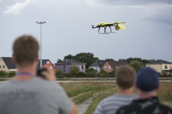 Drone terbang dikendalikan oleh tiga orang.