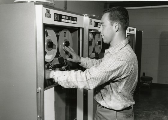 Foto komputer mainframe IBM dari tahun 1960